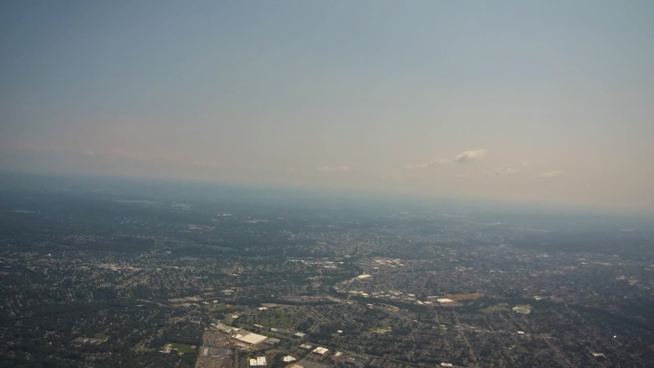 飞机上观看全景，蓝天与土地与种植作物的田地视频素材