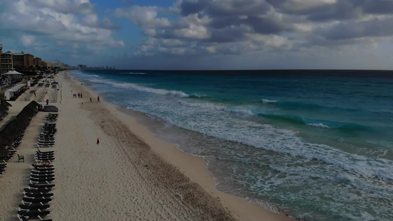 鸟瞰图，一个海滩在坎昆度假胜地墨西哥海滩全景视频素材