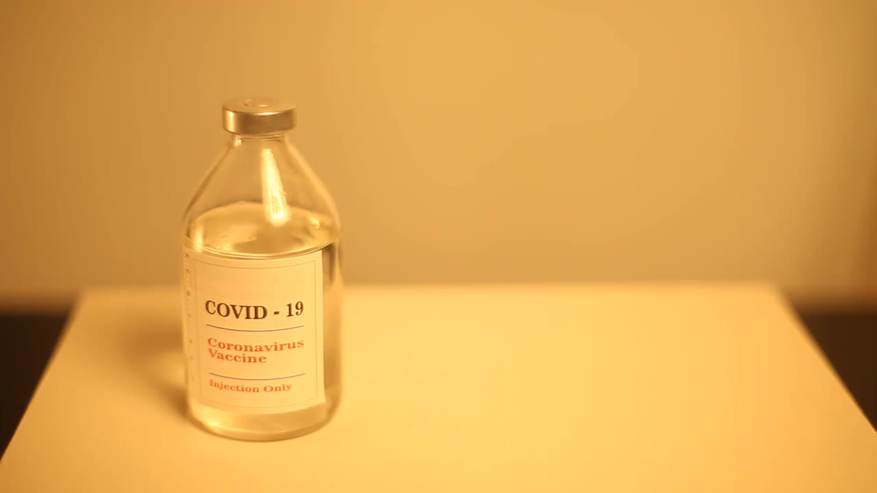 Covid-19疫苗注射针和药瓶。视频素材