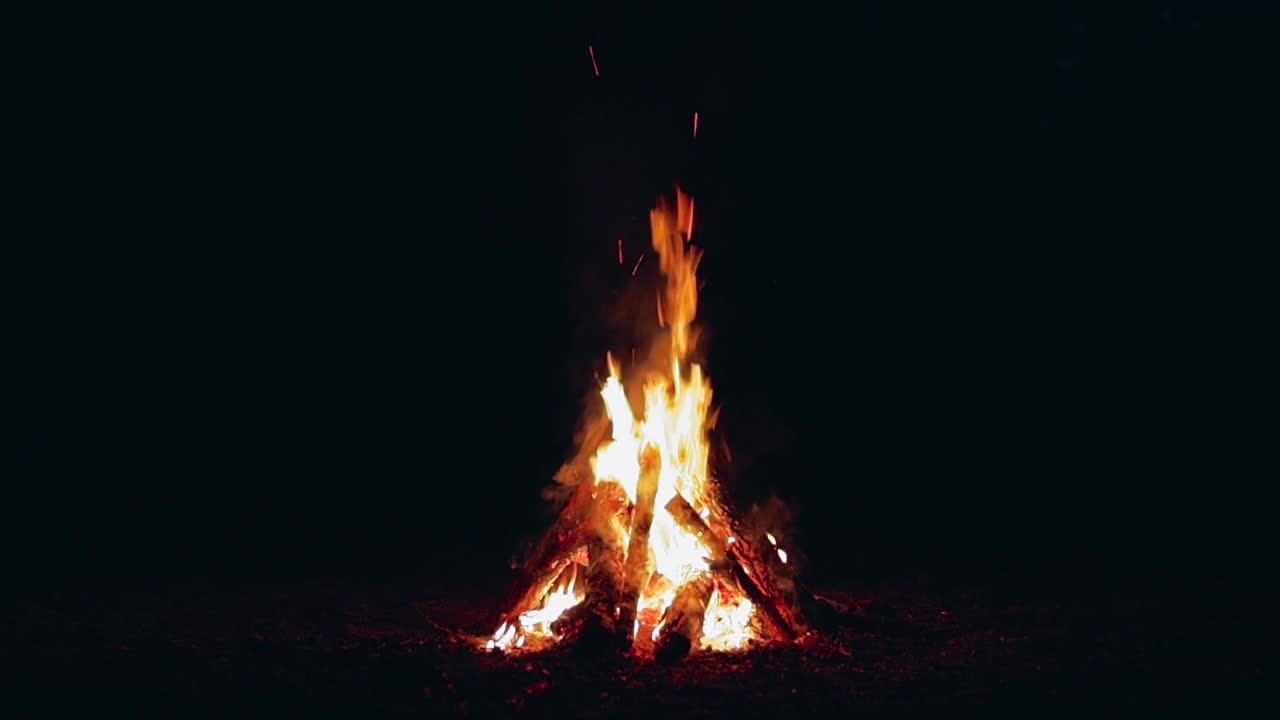 在夜晚燃烧篝火-特写视频素材