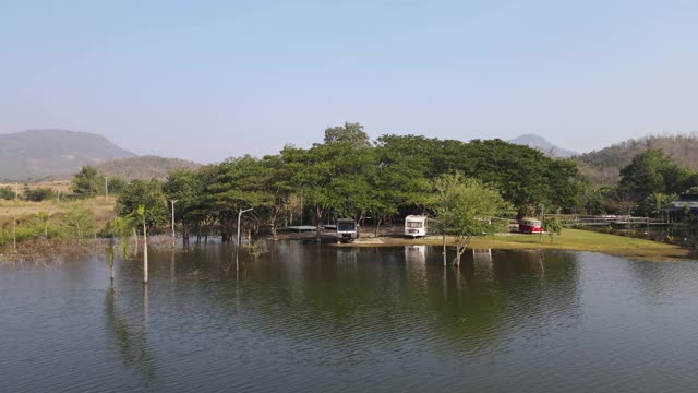 鸟瞰停在郊野湖边露营地的房车视频素材