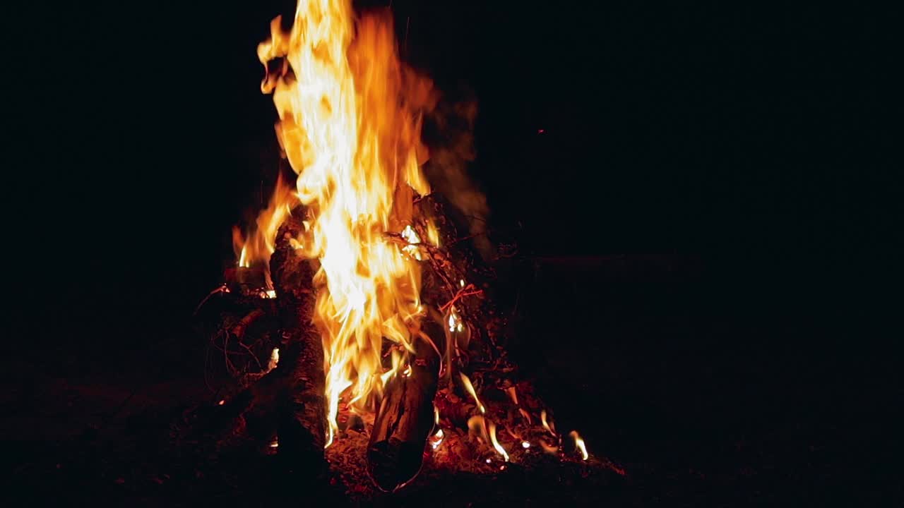 在夜晚燃烧篝火-特写视频素材