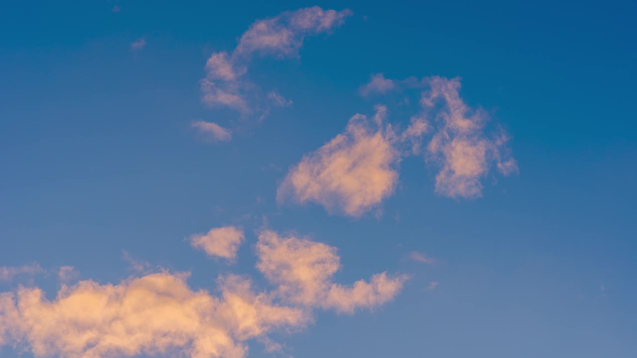 蔚蓝的天空和快速移动的彩云的时间流逝视频下载