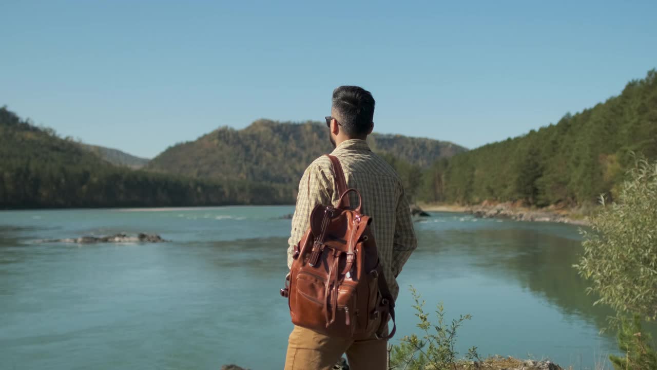 徒步旅行者旅行者男人与背包旅行山河视频素材