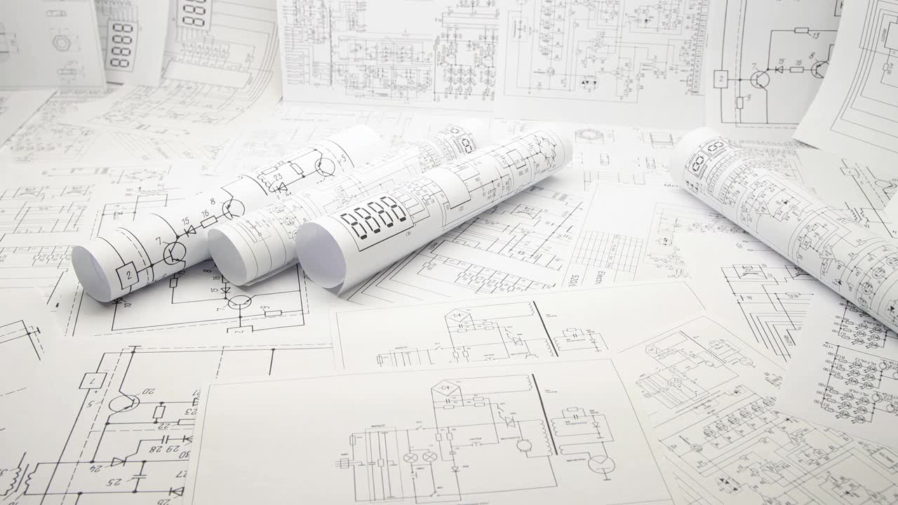 电气工程图纸。电子工程师的工作。视频素材