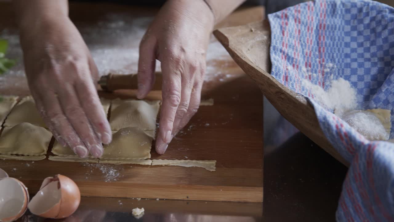 妇女在家制作毛塔什视频素材