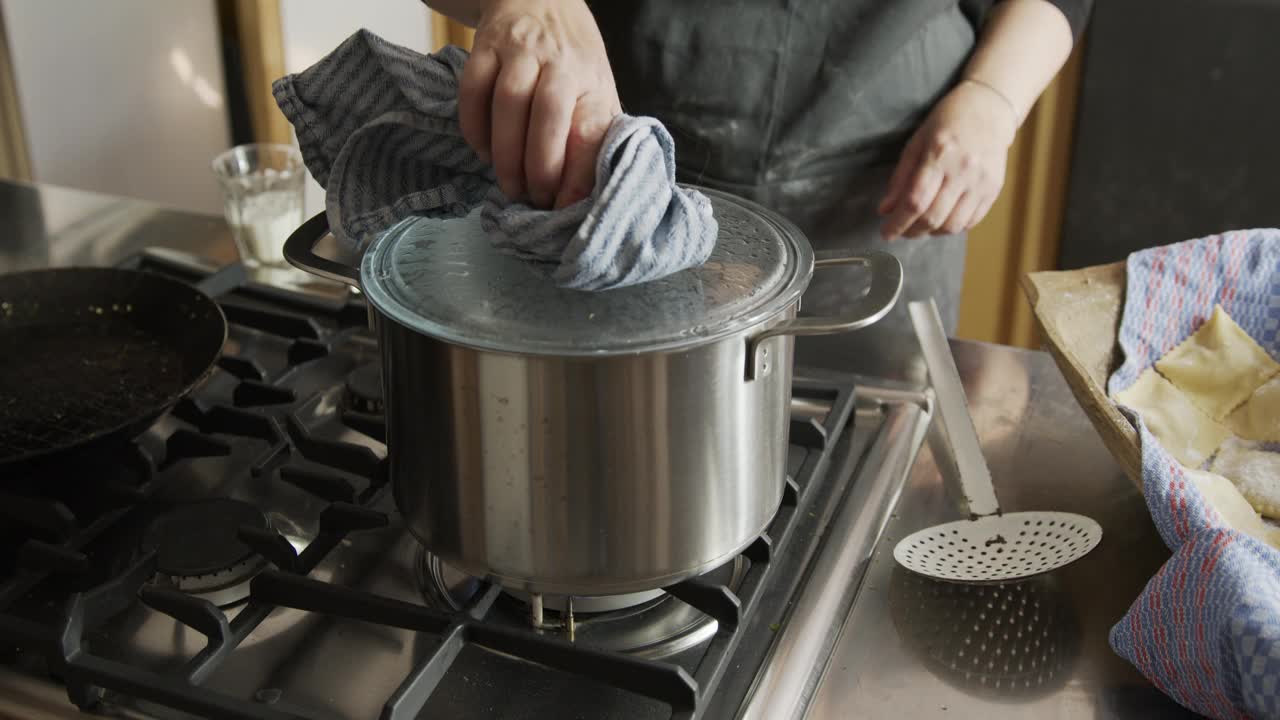 妇女烧水做饭在家做毛塔什视频素材