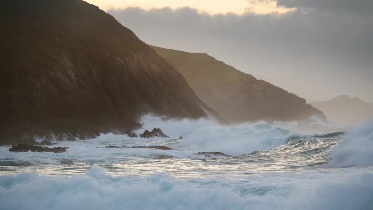 海浪拍打悬崖的时间流逝视频素材