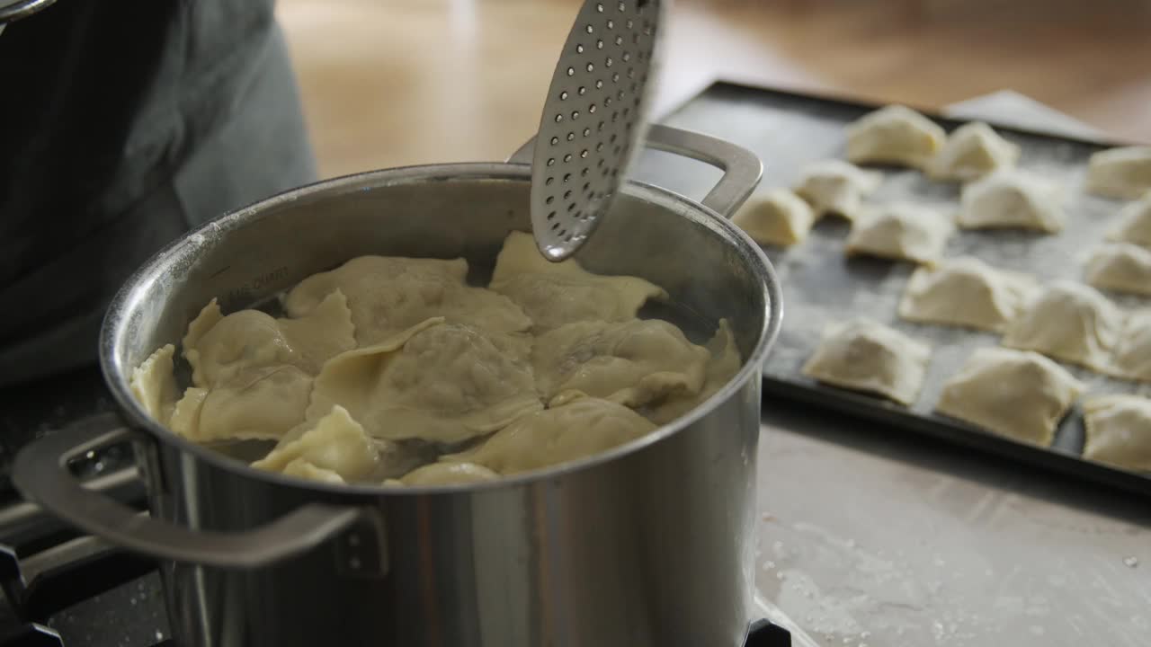 妇女在家做饭做毛塔什视频素材