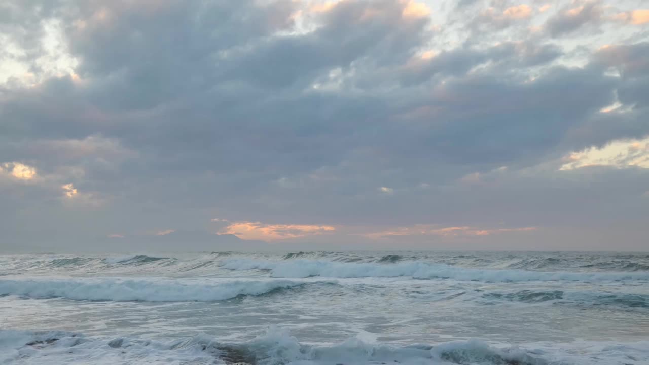 日落时海浪的时间流逝视频素材