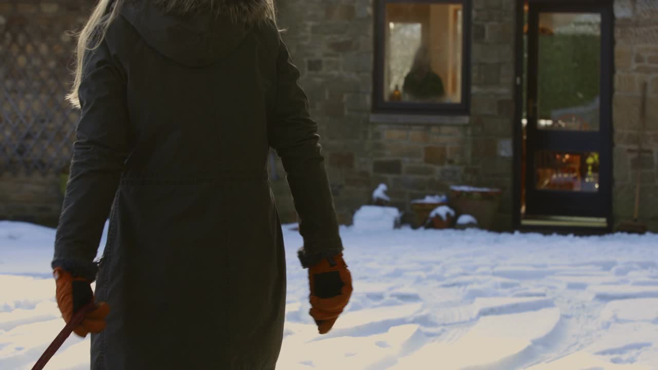 雪中漫步归来视频素材