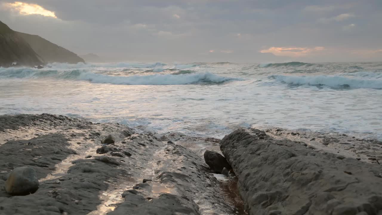 日落时海滩的时间流逝视频素材