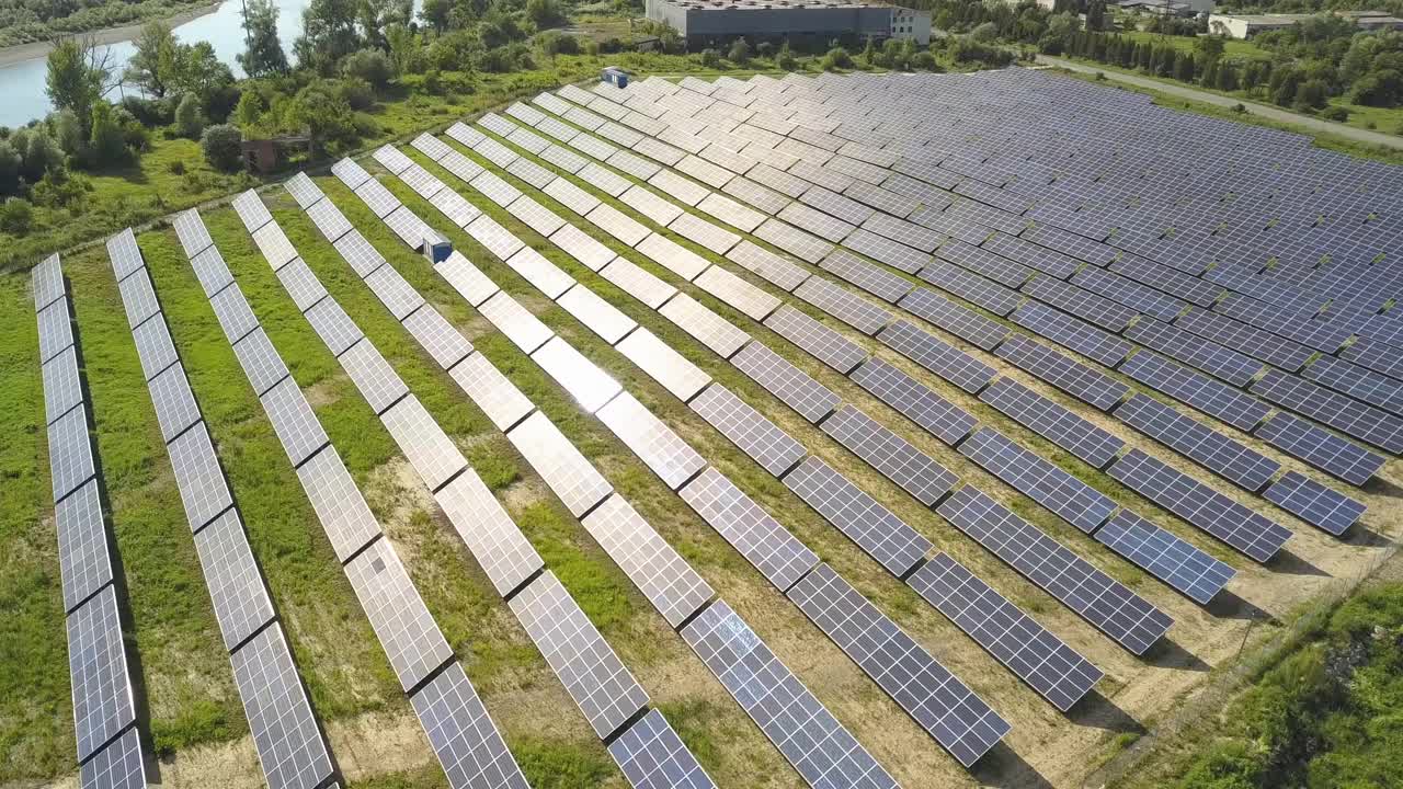 太阳能发电厂场地鸟瞰图。生产清洁生态能源的光电板。视频素材