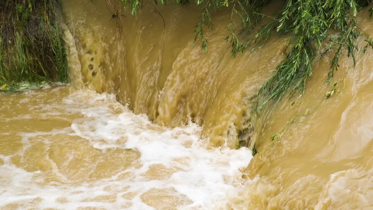 春季暴雨期间，河水浑浊，河水浑浊。视频素材