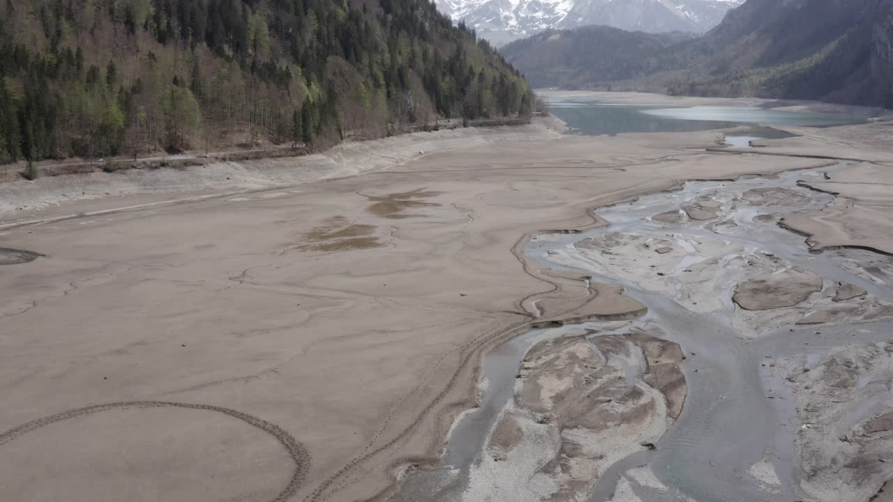 在瑞士阿尔卑斯山的一个干涸的湖的无人机视图视频素材