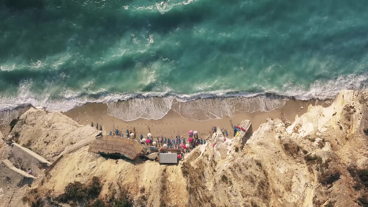 美丽的海景。阿尔巴尼亚的爱奥尼亚海海岸海滩，靠近希腊的科孚岛。鸟眼镜海滩(Pasqyra)在萨兰达，阿尔巴尼亚(阿尔巴尼亚里维埃拉)从无人机的观点视频素材