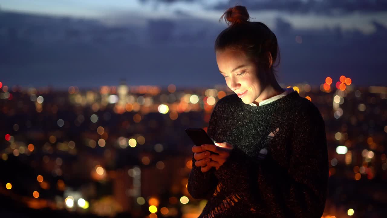 用智能手机发短信的女人视频素材