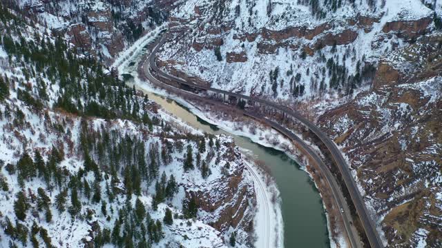 美国西部偏远冬季道路的鸟瞰图。视频素材