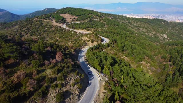 乡村弯曲道路和汽车鸟瞰图视频素材