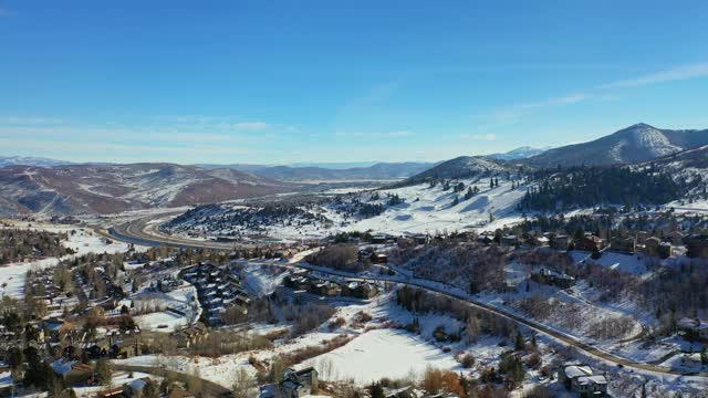 美国西部偏远冬季道路的鸟瞰图。视频素材