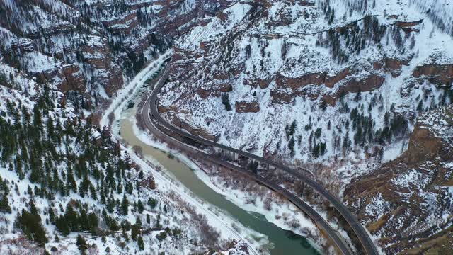 美国西部偏远冬季道路的鸟瞰图。视频素材