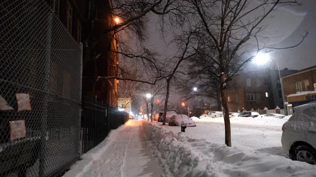 纽约布鲁克林区公园坡(Park Slope)冬天的夜晚，街上下着大雪。视频素材