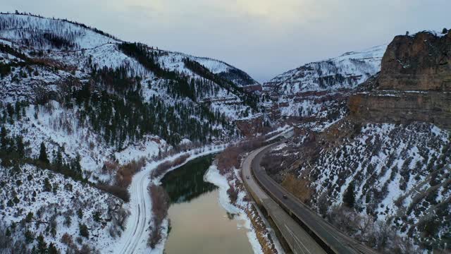 美国西部偏远冬季道路的鸟瞰图。视频素材