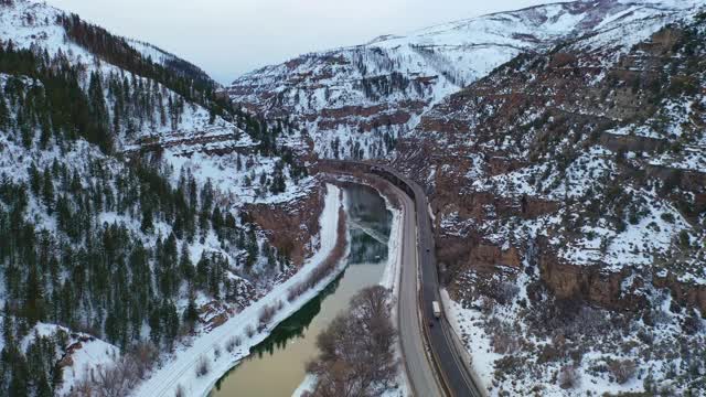 美国西部偏远冬季道路的鸟瞰图。视频素材