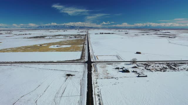 美国西部偏远冬季道路的鸟瞰图。视频素材