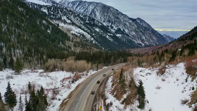 美国西部偏远冬季道路的鸟瞰图。视频素材