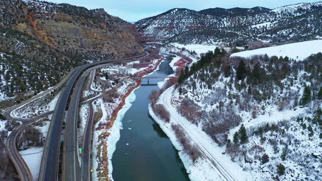 美国西部偏远冬季道路的鸟瞰图。视频素材