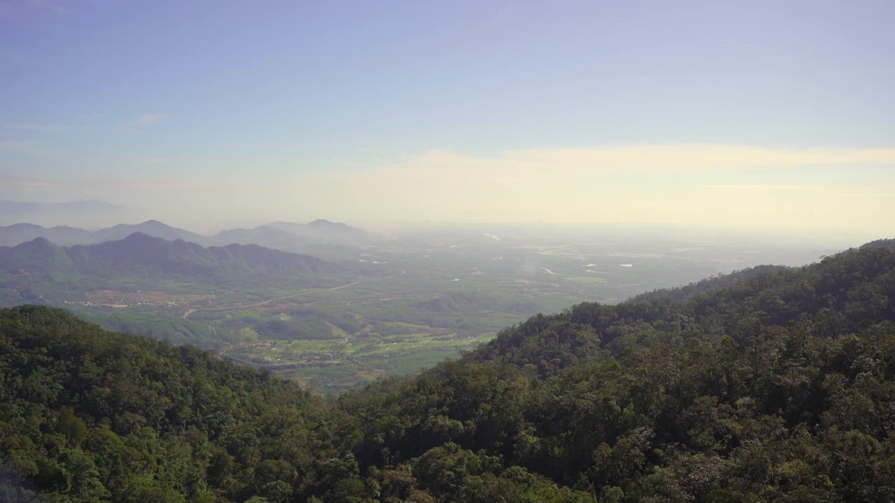 从缆车到巴纳山度假胜地在岘港市。去越南旅游的概念视频素材