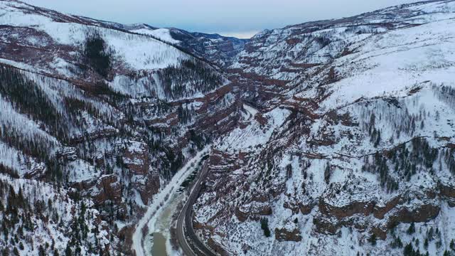 美国西部偏远冬季道路的鸟瞰图。视频素材