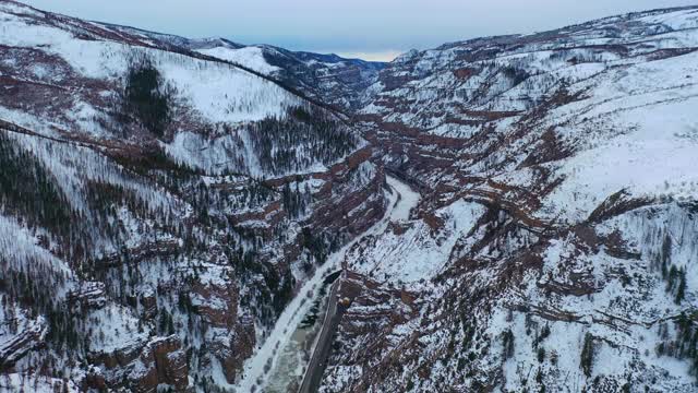 美国西部偏远冬季道路的鸟瞰图。视频素材