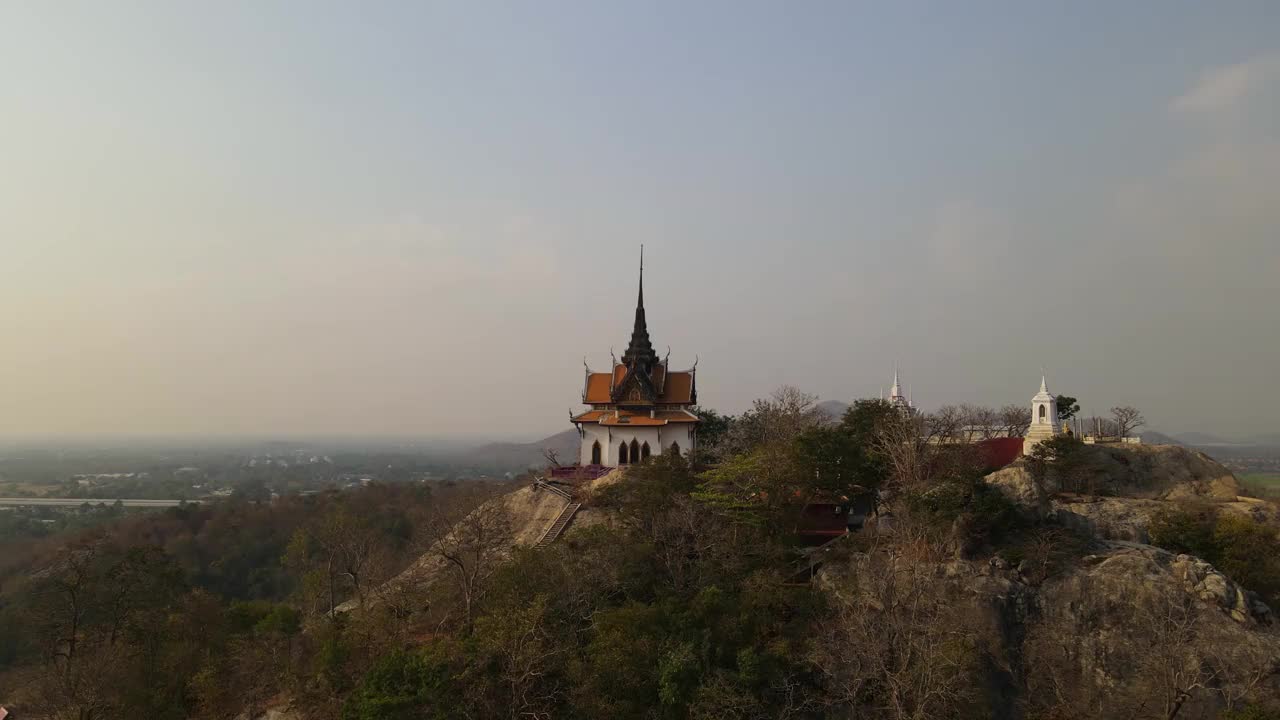 佛寺，泰国萨拉布里;下午的航拍。视频下载