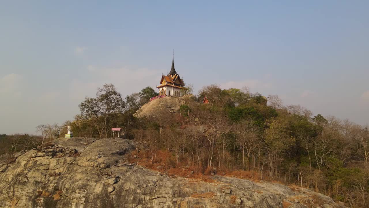 佛寺，泰国萨拉布里;下午的航拍。视频下载