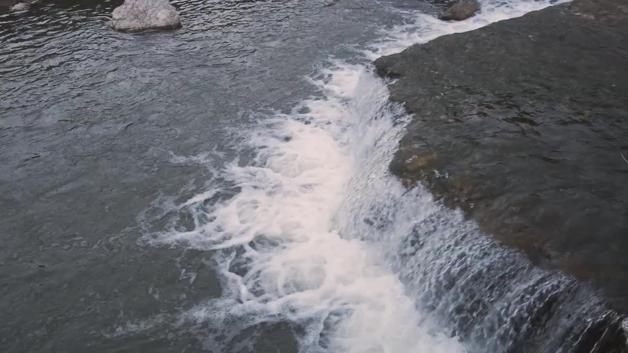 清澈的山水流过小瀑布视频下载