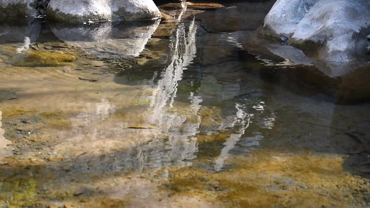 美丽的自然景观，流水对岩石的背景视频素材