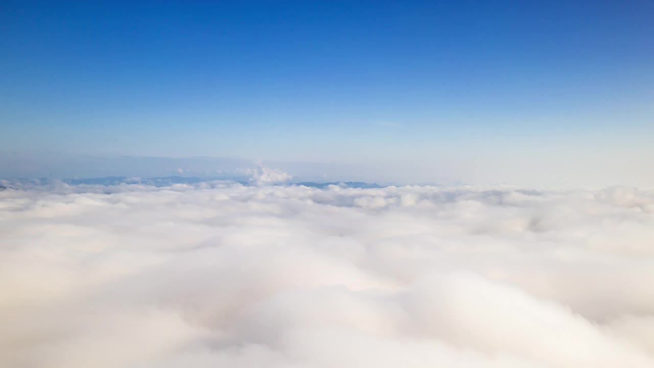 超延时无人机在日出时飞过云层。黄金时间，令人惊叹的阳光，美丽的云景。风景如画的白云在多云、多雾的天气中缓缓移动。视频素材