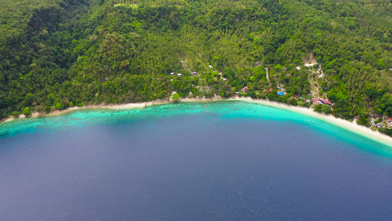 萨马勒热带岛屿，有海滩。菲律宾棉兰老岛视频素材