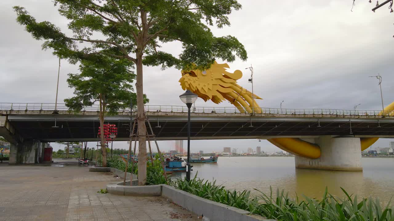 斯坦尼康拍摄的龙桥在岘港市在越南中部。去越南旅游的概念视频素材