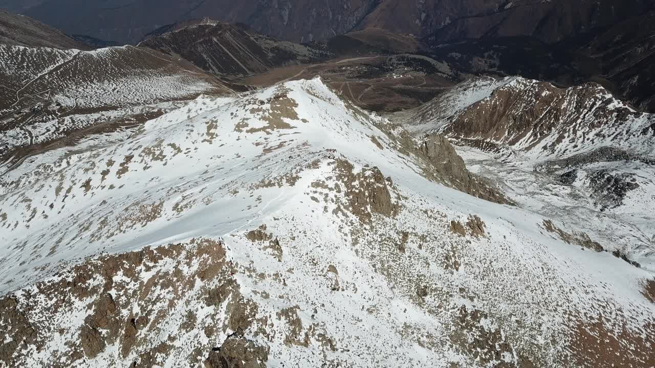 山顶上覆盖着雪。无人机的视角视频素材