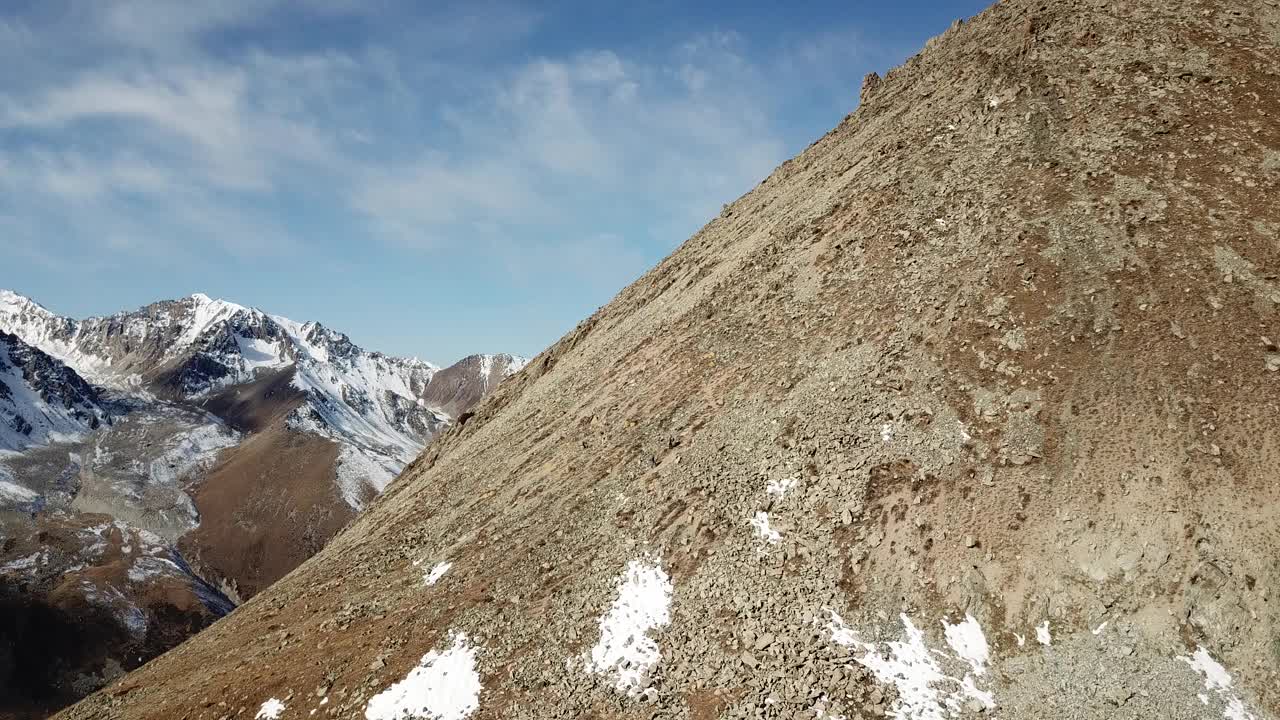 一群游客站在山腰上视频素材