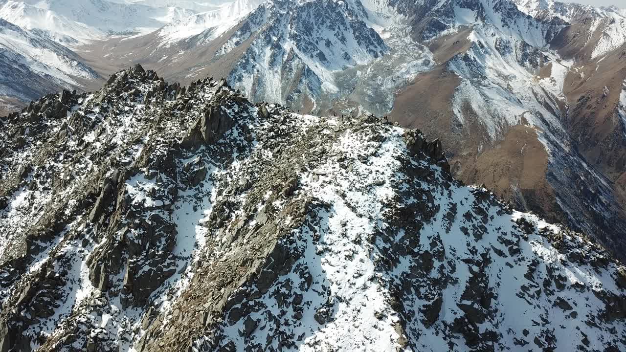 山顶上一群游客的顶视图视频素材