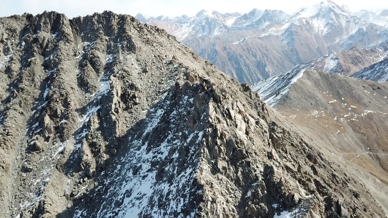 山顶上一群游客的顶视图视频素材