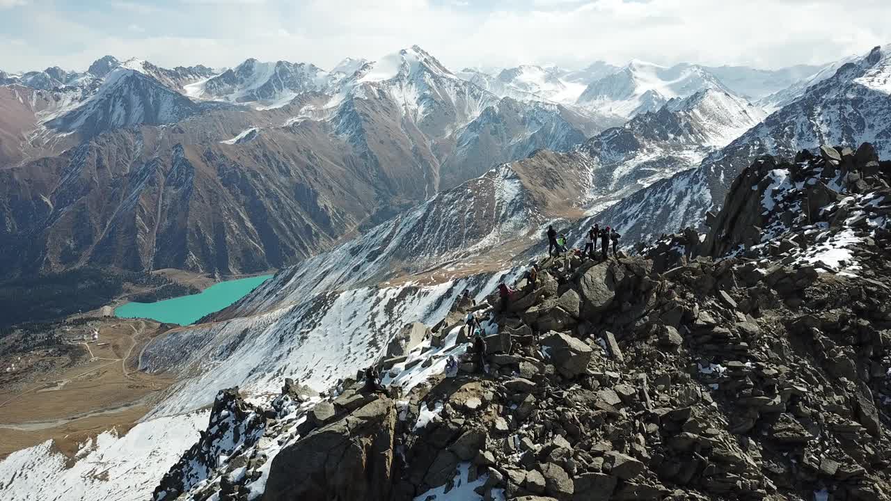 山顶上一群游客的顶视图视频素材