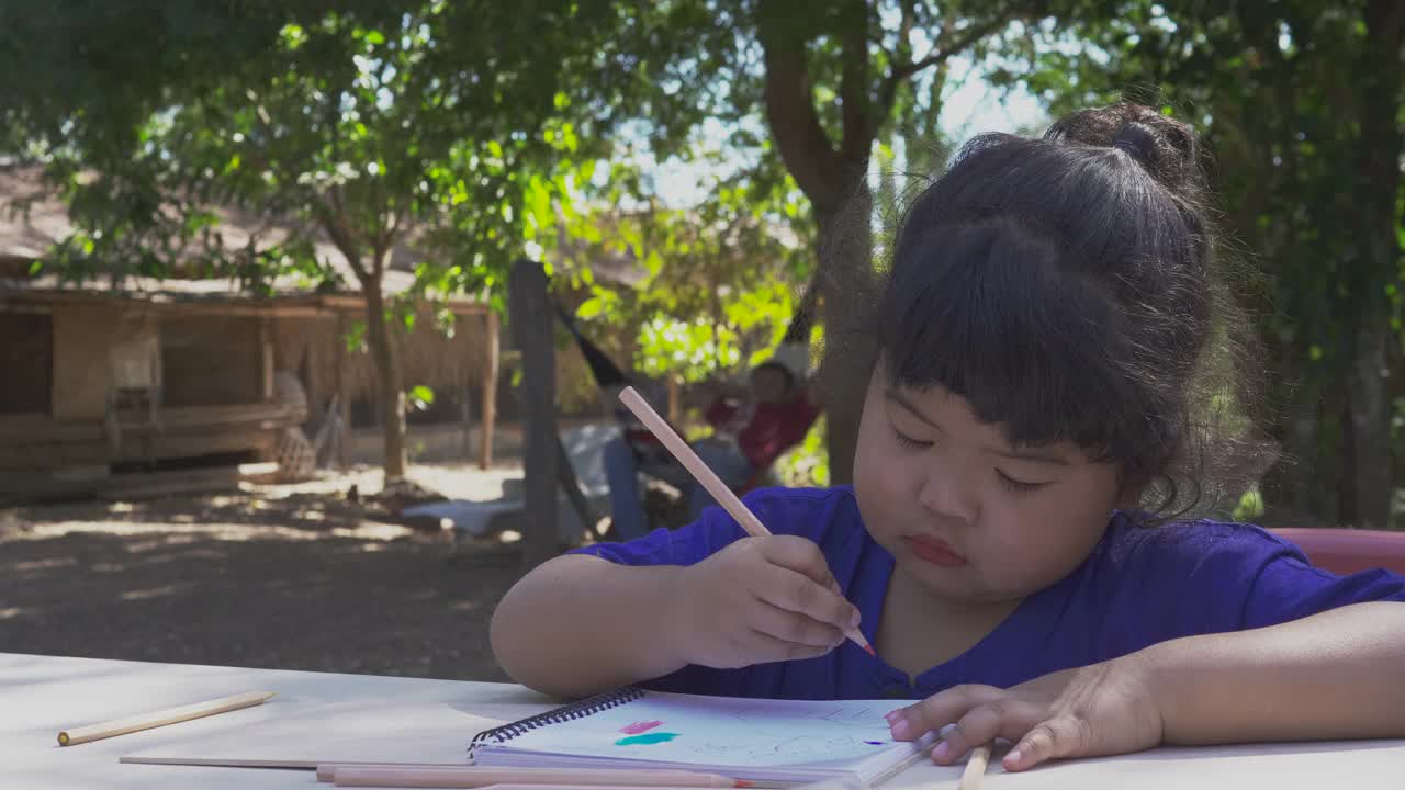 孩子们在上学期间被吸引到屋外视频素材