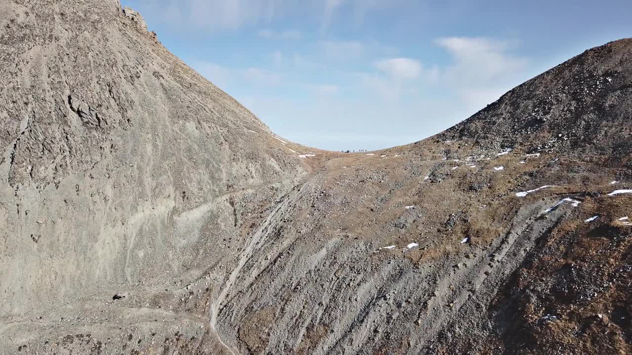 一群游客站在山腰上视频素材