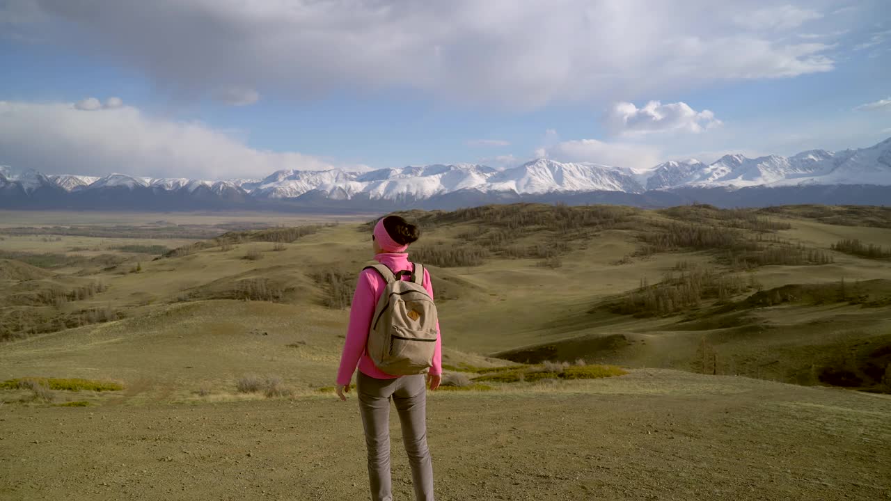 徒步旅行的女游客双臂高举在山顶视频素材