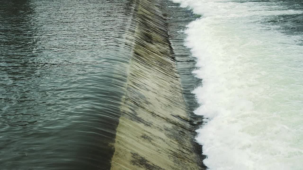 水从大坝的堰中流出。视频素材